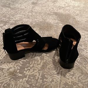 Women’s Top Moda  short heel, open toed shoe. Size 6.5. Heel is 1 ½ “